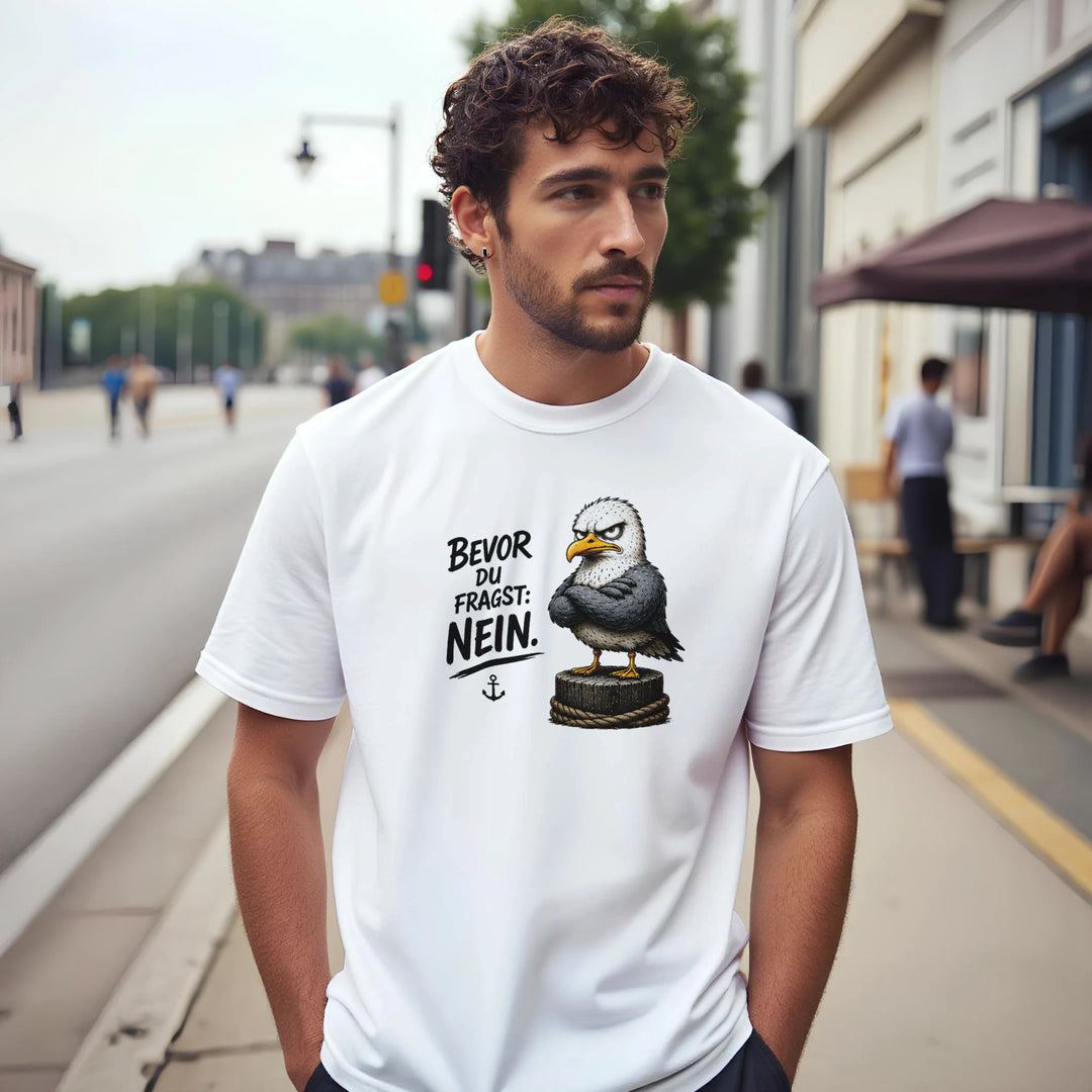 Mann steht im weißen T-Shirt auf Gehsteig einer belebten Innenstadt