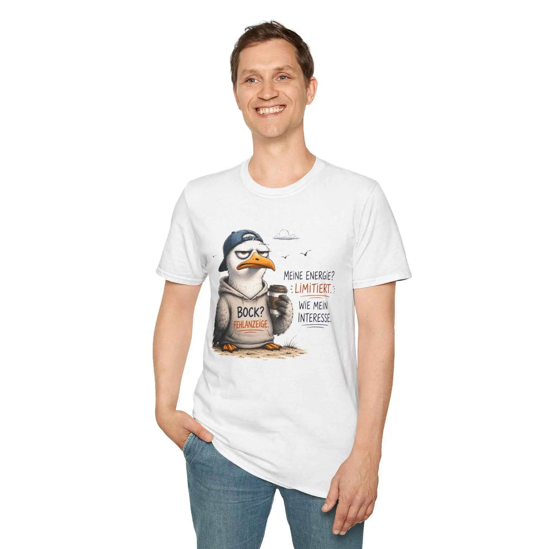 Lächelnder Mann steht mit einer Hand in der Hosentasche und trägt das weiße Möwen-Shirt vor weißem Hintergrund.