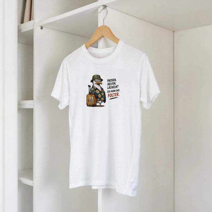 Weißes T-Shirt mit Möwen-Print hängt am Kleiderbügel im offenen Kleiderschrank, Spruch „Packen, Helfen, Lächeln? Folter.“