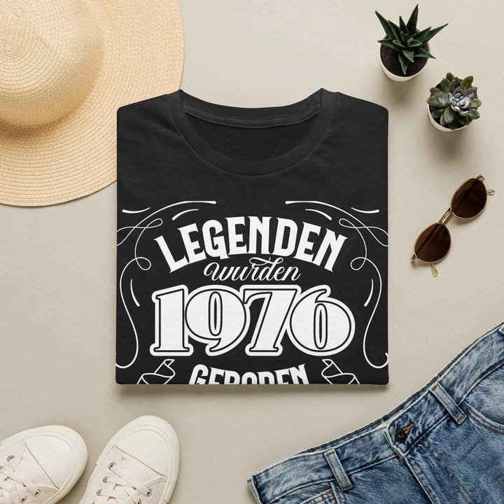 Gefaltetes schwarzes T-Shirt mit Aufdruck &