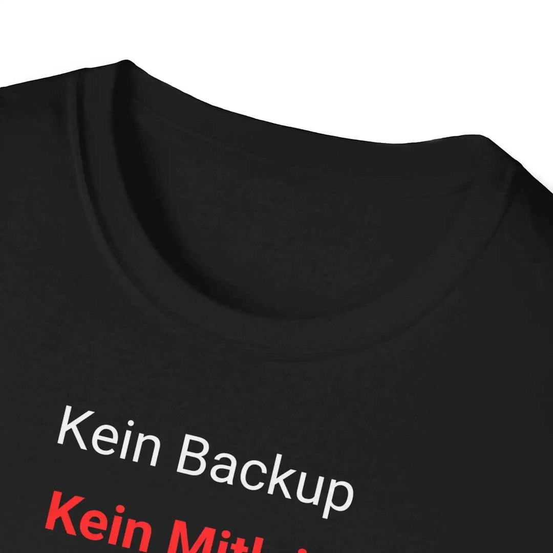 Nahaufnahme von Kragen und den Textzeilen „Kein Backup“ und „Kein Mitleid“ auf dem schwarzen Shirt.