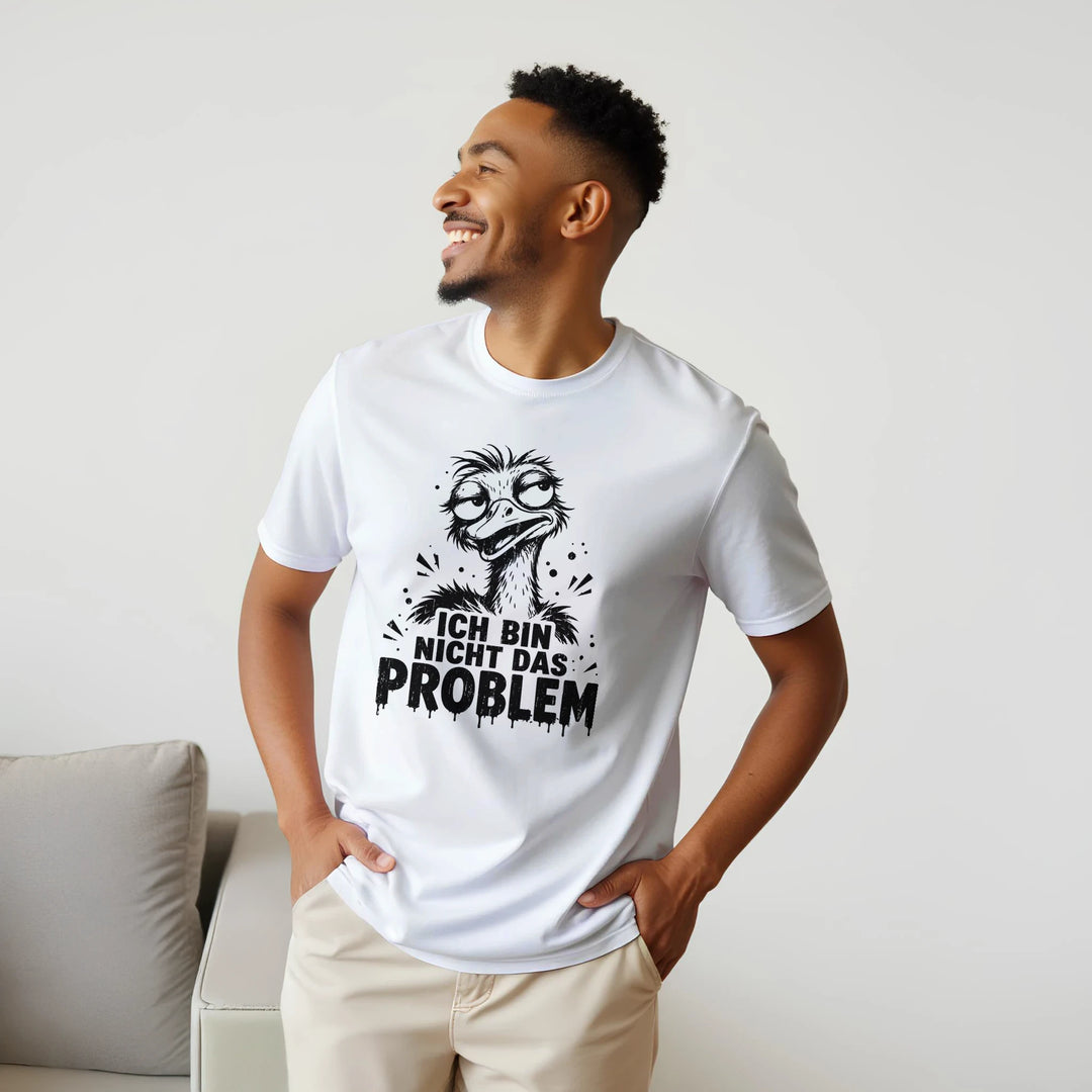 Lachender Mann im weißen T-Shirt steht neben grauem Sofa im Wohnzimmer