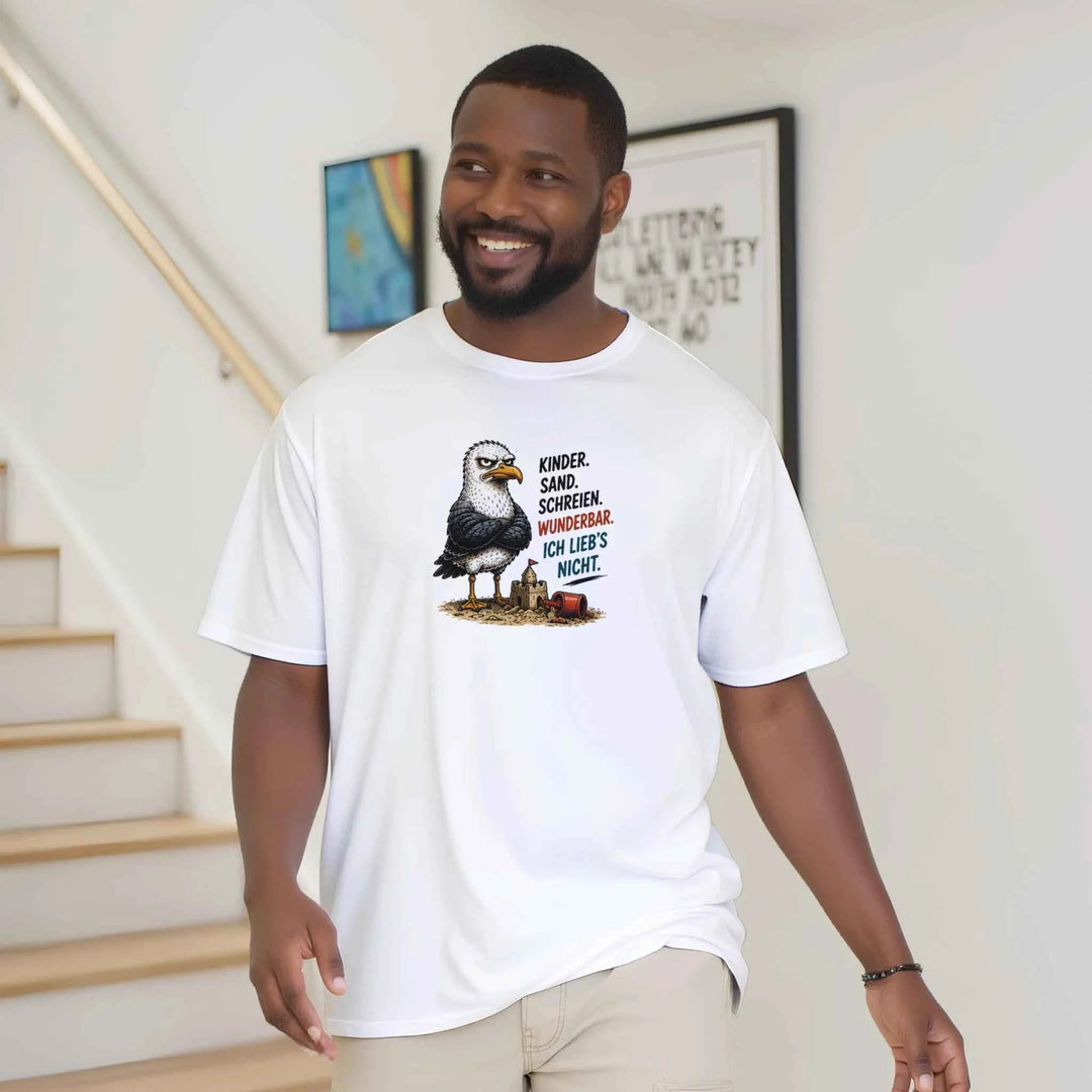 Lächelnder Mann geht eine Treppe hinunter im weißen T-Shirt mit Möwen-Print „Kinder. Sand. Schreien. Ich lieb&