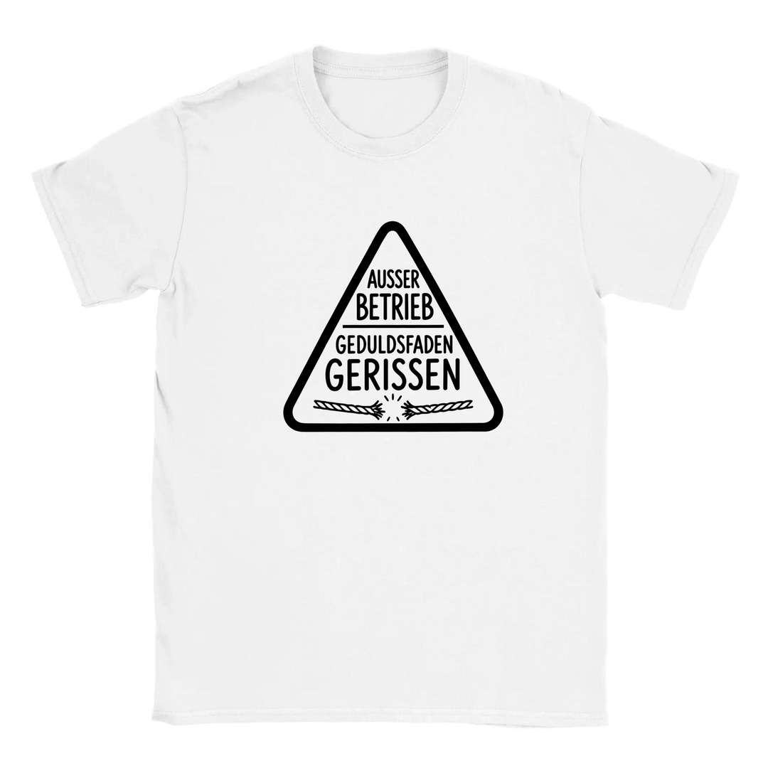 Weißes T-Shirt mit Warndreieck-Print „Geduldsfaden gerissen“ als Flatlay