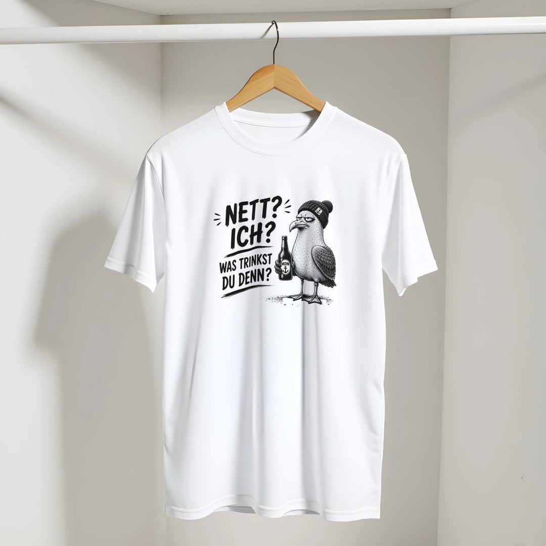 Nahaufnahme des an einem Bügel hängenden Möwen-T-Shirts in einer schlichten Zimmerecke