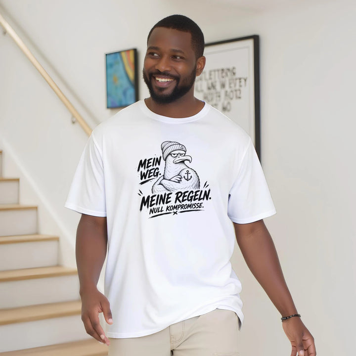 Lächelnder Mann geht zuhause die Treppe hinunter im T-Shirt mit tätowierter Möwe