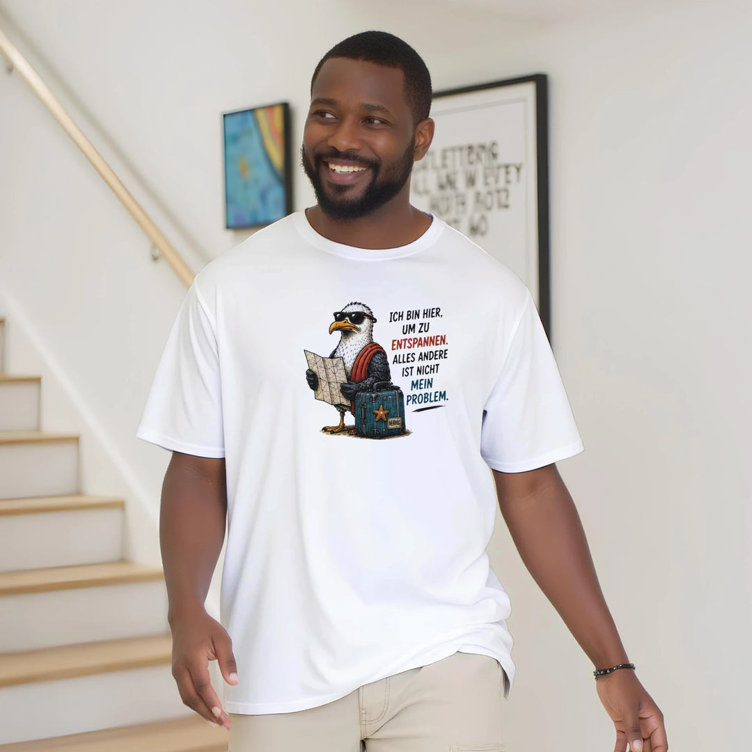 Lächelnder Mann im Oversized-Fit des weißen Möwen-Shirts geht die Treppe hinunter.
