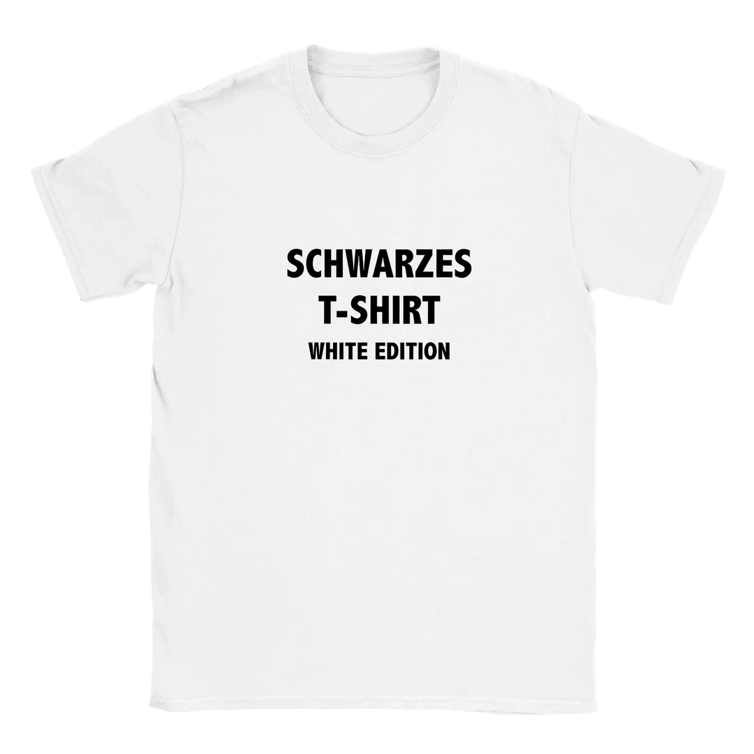 Weißes T-Shirt flach ausgebreitet vor grauem Hintergrund, Vorderansicht mit Print