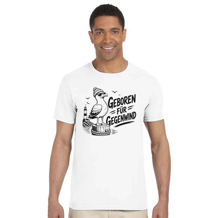 Lächelnder Mann im weißen T-Shirt mit Möwen-Print, Studioaufnahme