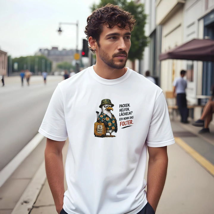 Mann mit lockigem Haar trägt das weiße T-Shirt in einer Straßenszene, Möwen-Print mit Spruch „Ich nenn das Folter.“
