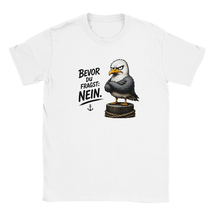 Flatlay des weißen T-Shirts mit grimmiger Möwe auf Poller und Ankersymbol