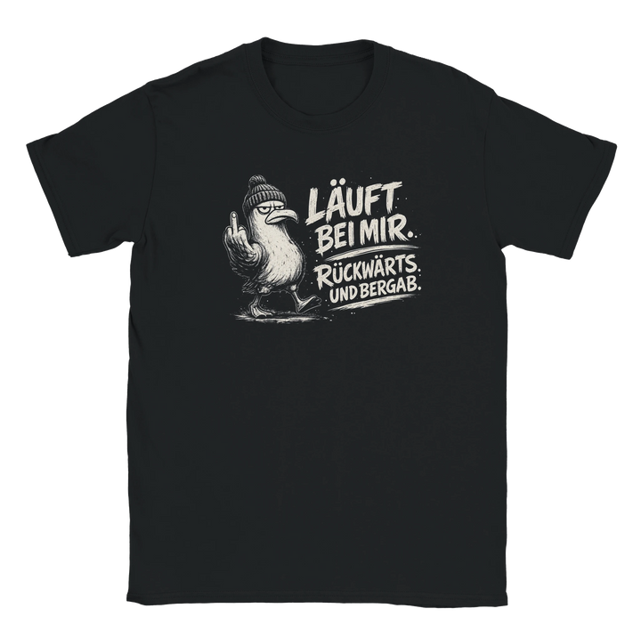 Produktfoto: Schwarzes T-Shirt mit Möwen-Aufdruck „Läuft bei mir. Rückwärts. Und bergab.“ freigestellt ohne Model.