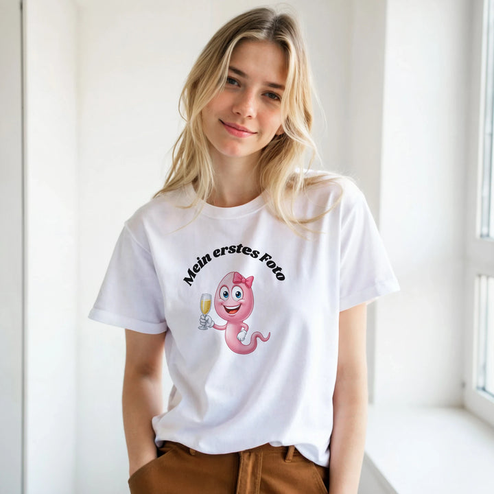 Frau in weißem T-Shirt mit Aufdruck &