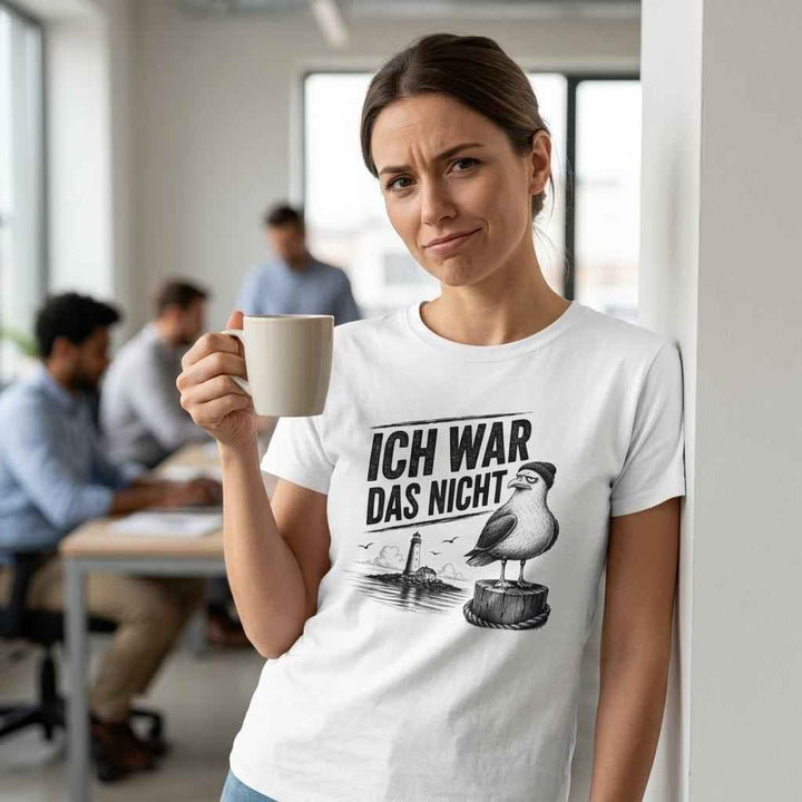 Frau im Büro hält eine Kaffeetasse und trägt das T-Shirt mit Möwen-Print &