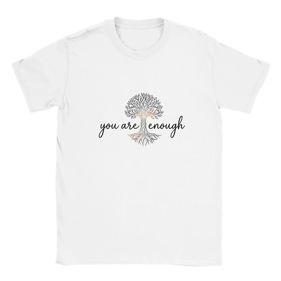 Flatlay des weißen T-Shirts mit Lebensbaum-Motiv und Spruch &