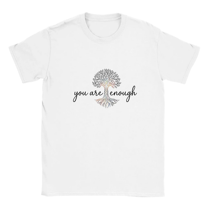 Flatlay des weißen T-Shirts mit Lebensbaum-Motiv und Spruch &