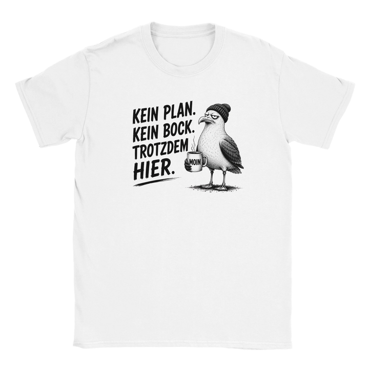 Flatlay eines weißen T-Shirts mit Möwen-Print und Spruch „Kein Plan. Kein Bock. Trotzdem hier.“