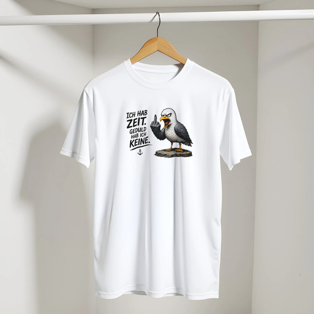 Nahaufnahme des aufgehängten weißen T-Shirts mit frechem Möwen-Motiv.