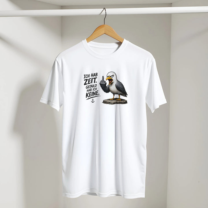 Nahaufnahme des aufgehängten weißen T-Shirts mit frechem Möwen-Motiv.