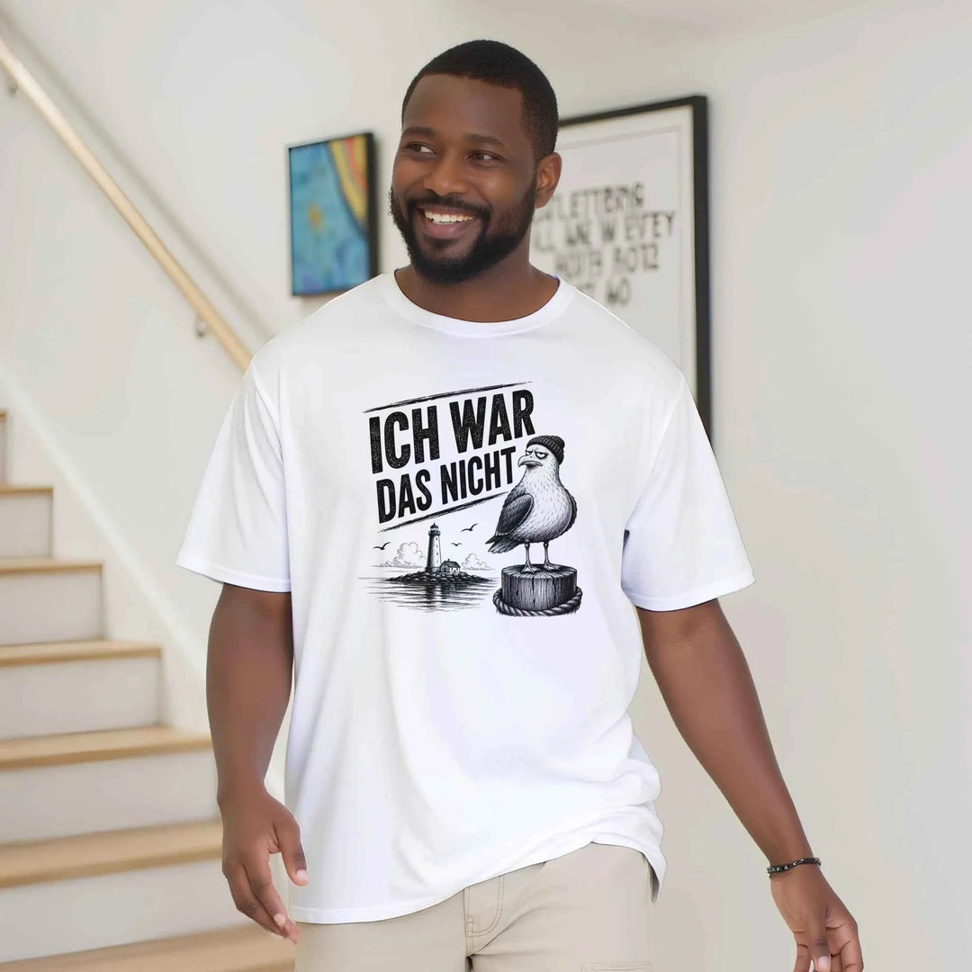 Lächelnder Mann im oversized Möwen-Shirt steht im Treppenhaus vor einem Kunstposter