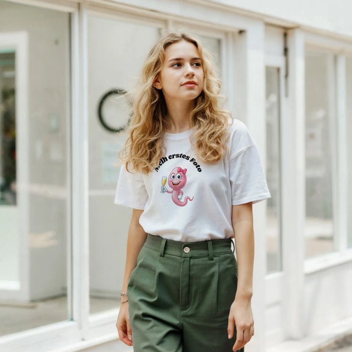 Frau mit grüner Hose trägt weißes T-Shirt &