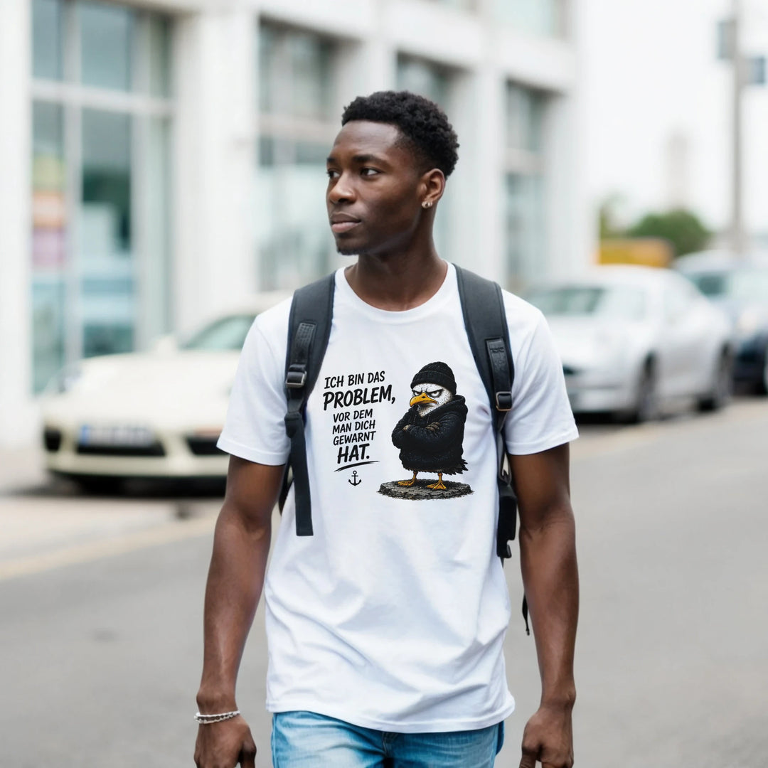 Mann mit Rucksack trägt das T-Shirt mit Vogel-Print auf einer Stadtstraße