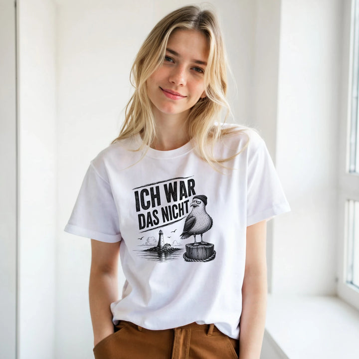 Blonde Frau posiert am Fenster im T-Shirt mit Möwen-Motiv &