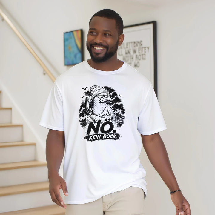 Lachender bärtiger Mann trägt weites T-Shirt im Treppenhaus