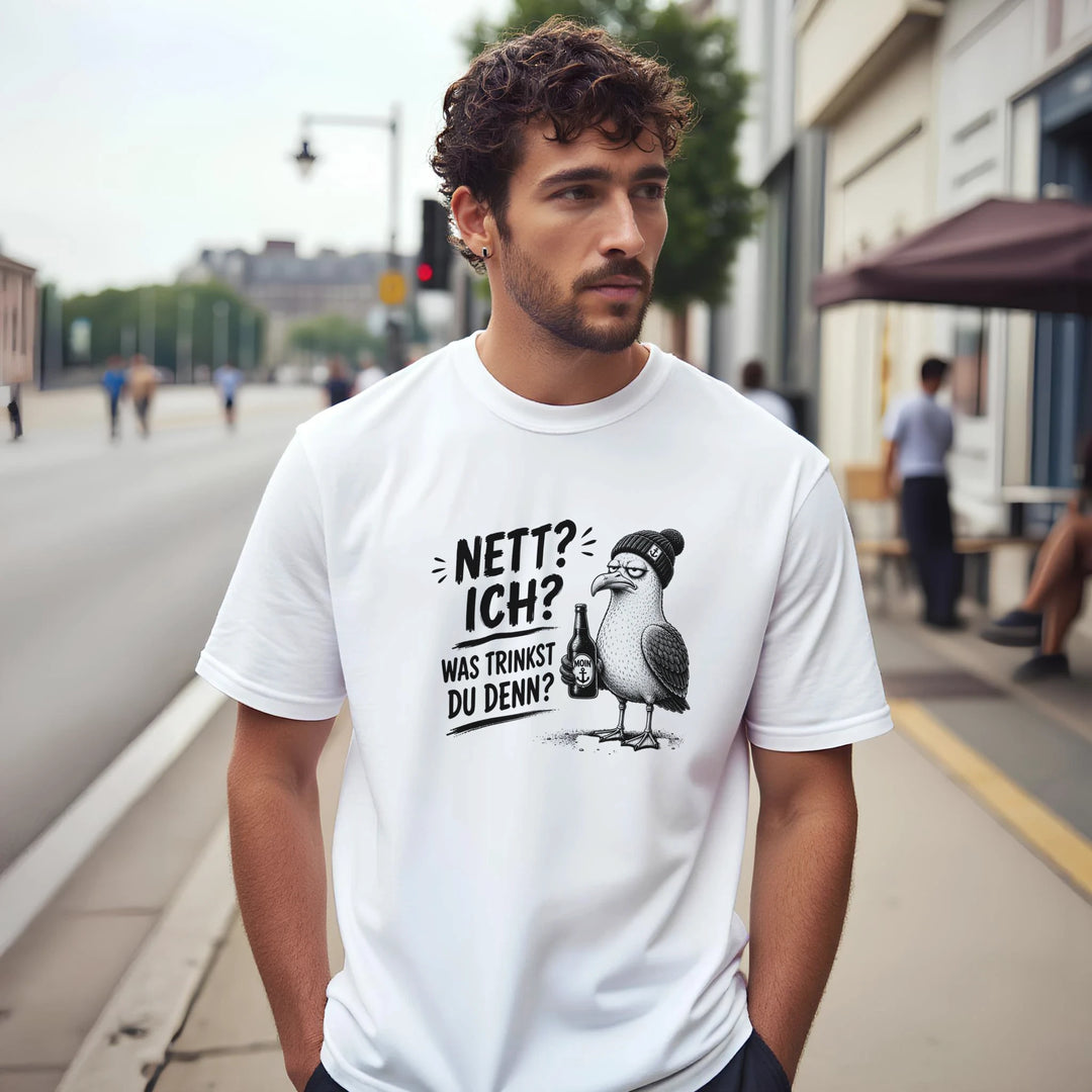 Mann mit lockigem Haar trägt das Möwen-T-Shirt auf einem belebten Gehweg in der Stadt