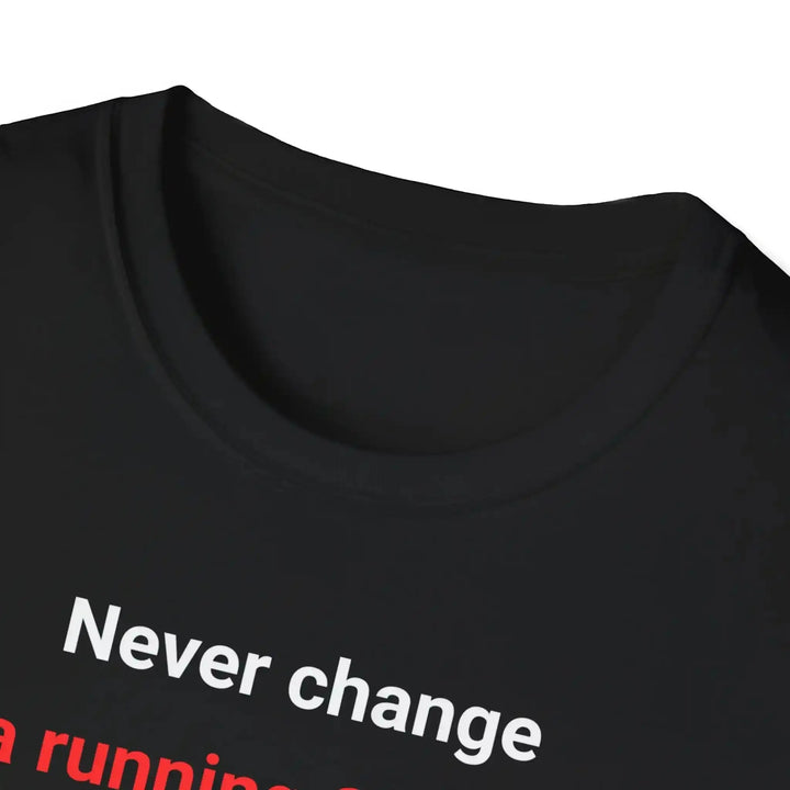 Nahaufnahme von Kragen und oberer Textzeile „Never change“ auf dem schwarzen Admin-Shirt.