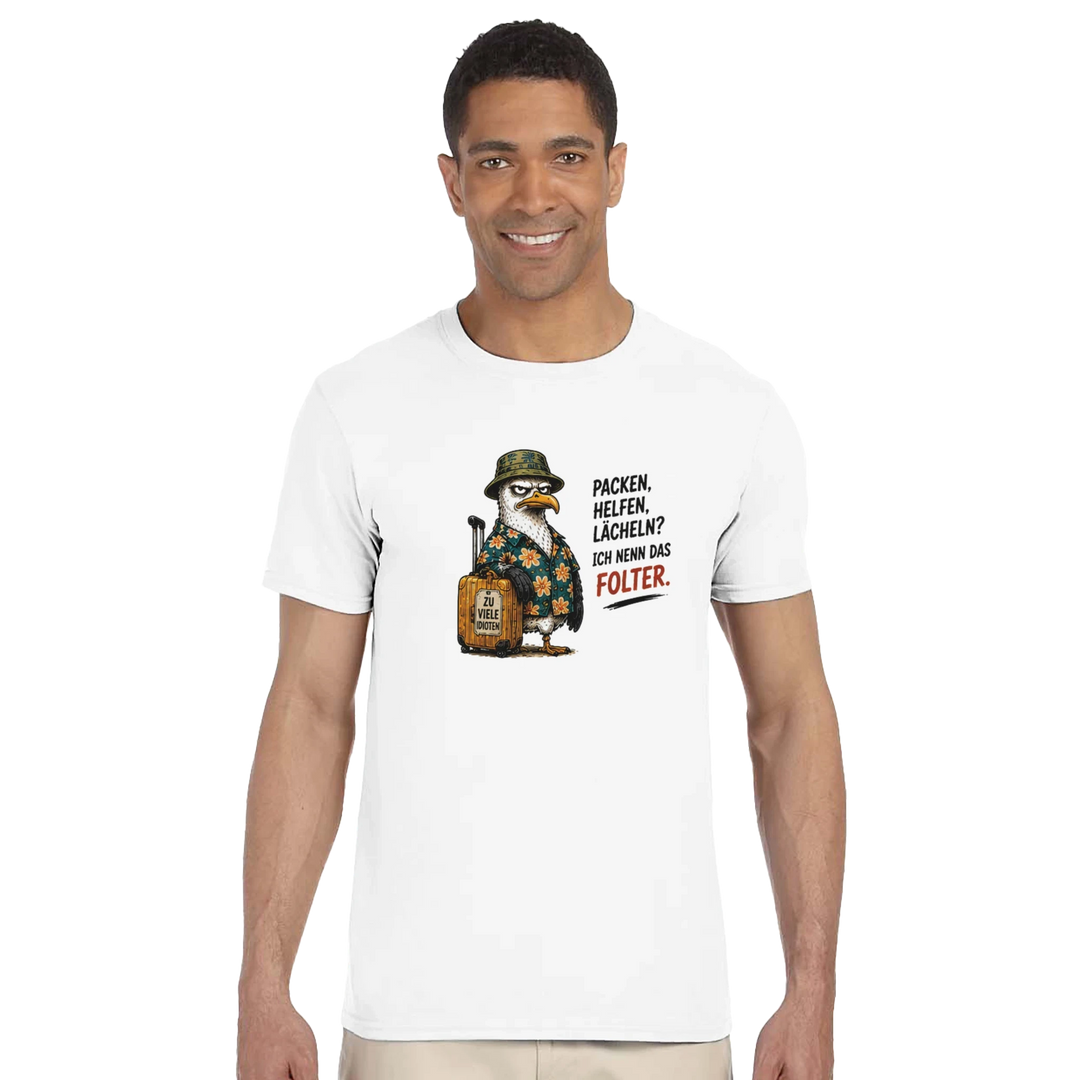 Lächelnder Mann trägt weißes T-Shirt vor hellem Studiohintergrund, Möwen-Print „Packen, Helfen, Lächeln? Ich nenn das Folter.“