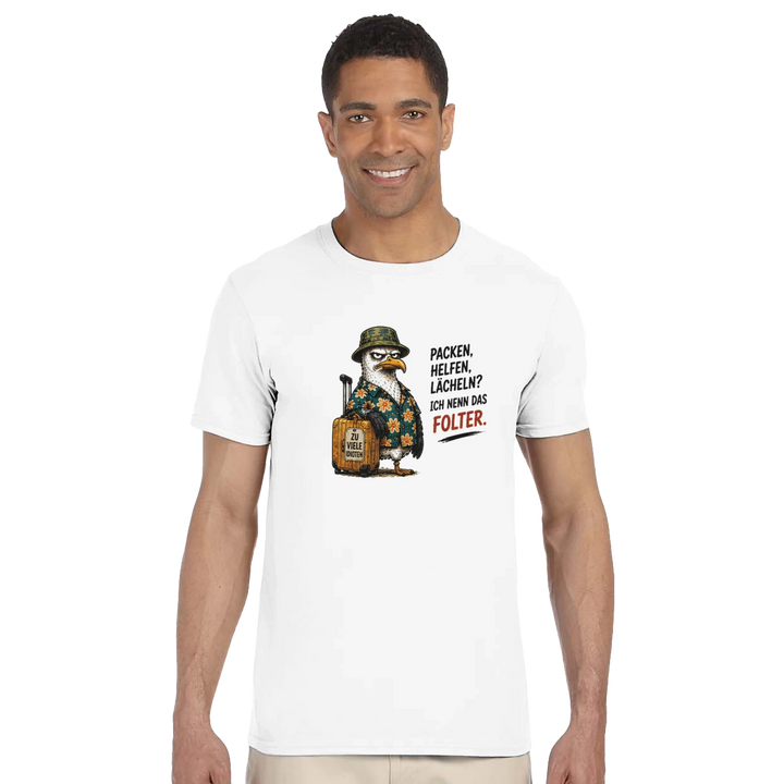 Lächelnder Mann trägt weißes T-Shirt vor hellem Studiohintergrund, Möwen-Print „Packen, Helfen, Lächeln? Ich nenn das Folter.“