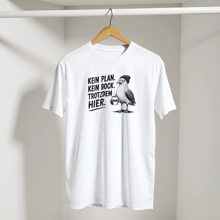 Weißes T-Shirt hängt an Kleiderstange in heller Zimmerecke mit Lichteinfall