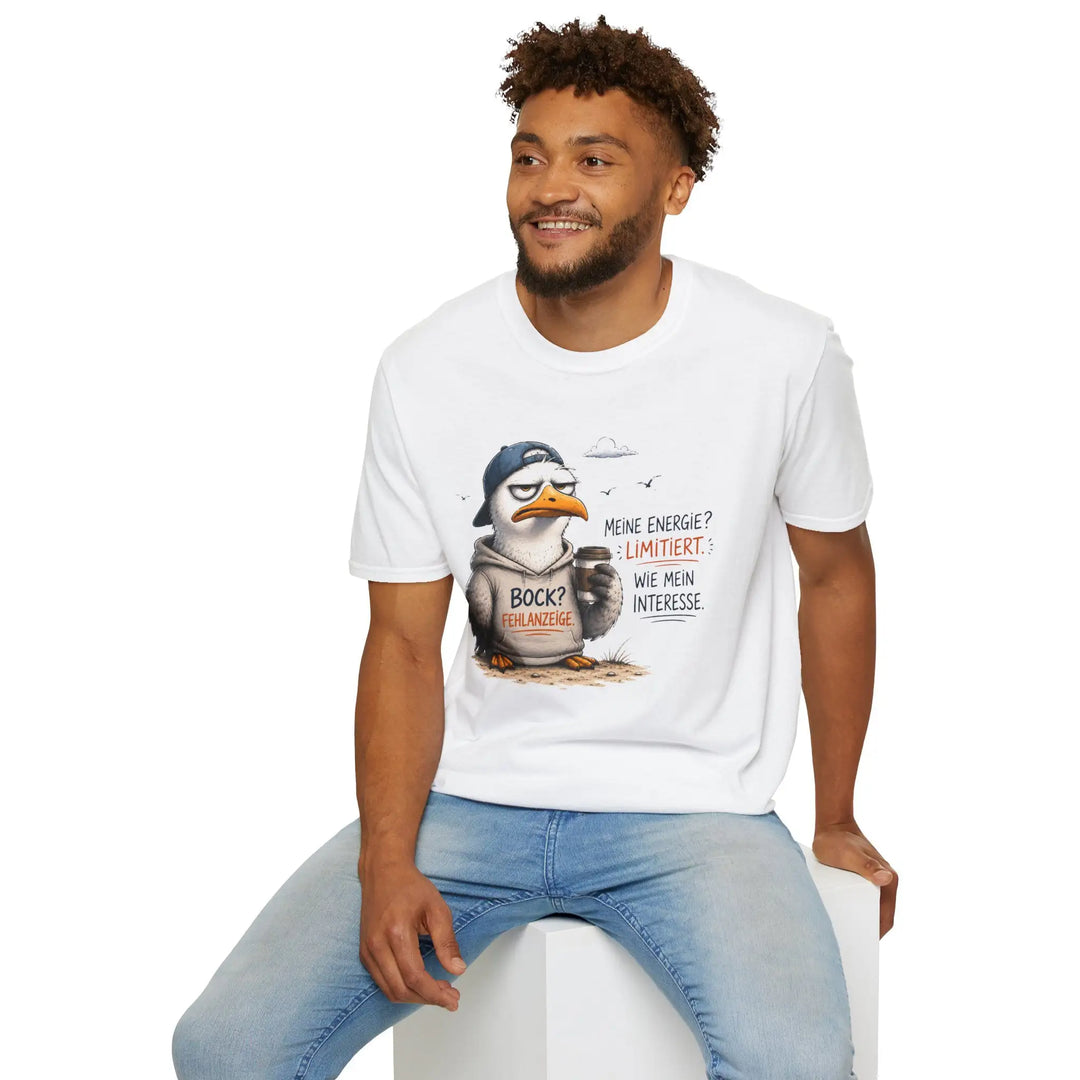 Lächelnder Mann sitzt auf einem weißen Würfel und blickt zur Seite, trägt das weiße Möwen-Shirt, Studiofoto.