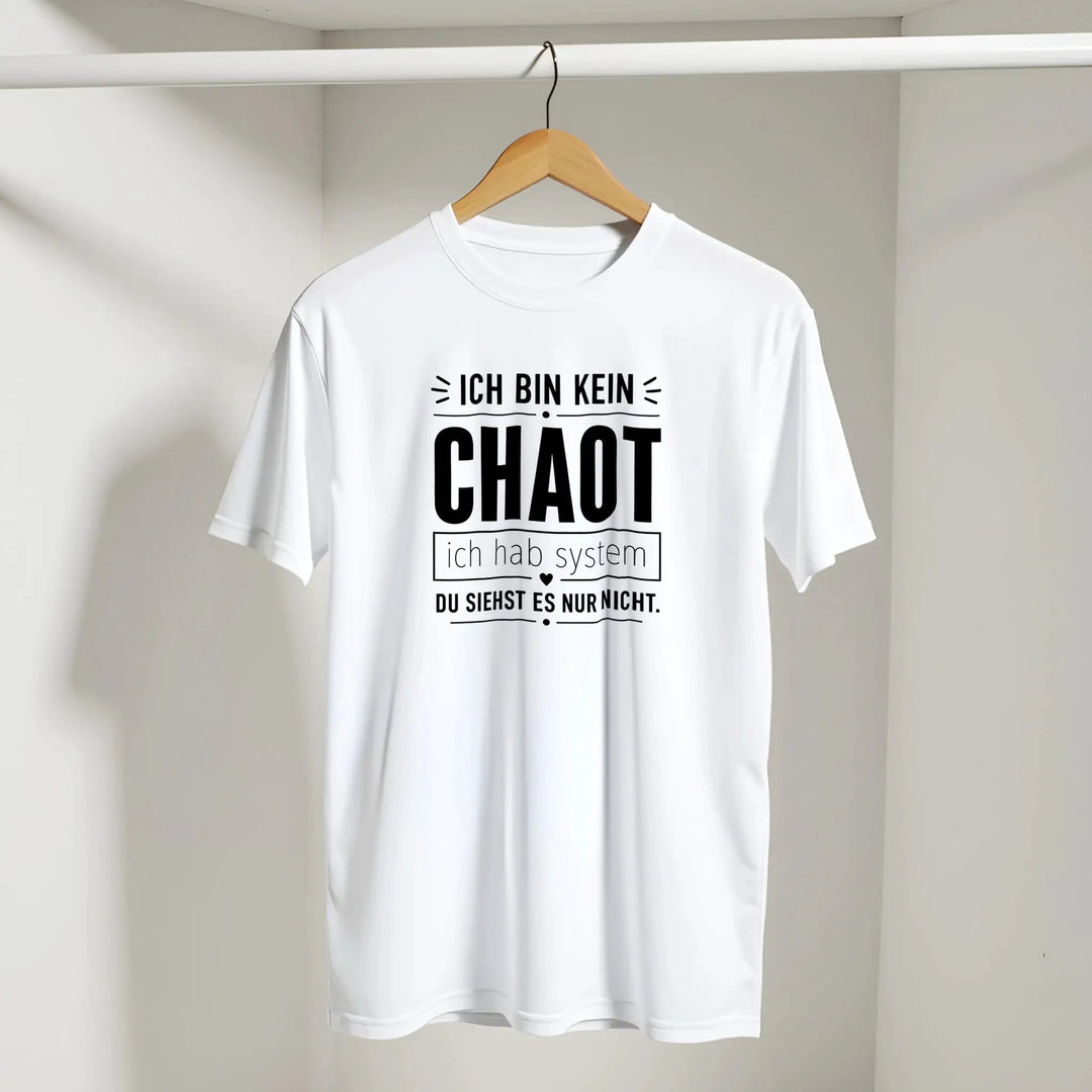 Weißes „Ich bin kein Chaot“ T-Shirt hängt am Kleiderbügel im Kleiderschrank