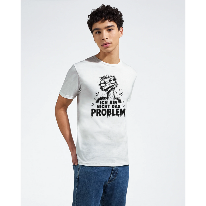 Junger Mann in weißem T-Shirt mit Emu-Aufdruck und Jeans, Frontansicht