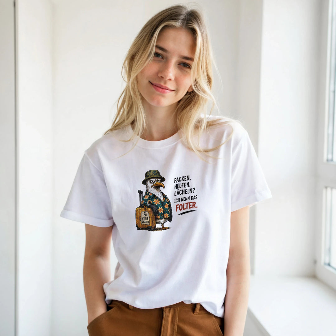 Blonde Frau lächelt am Fenster im weißen T-Shirt mit Möwen-Print „Packen, Helfen, Lächeln? Ich nenn das Folter.“