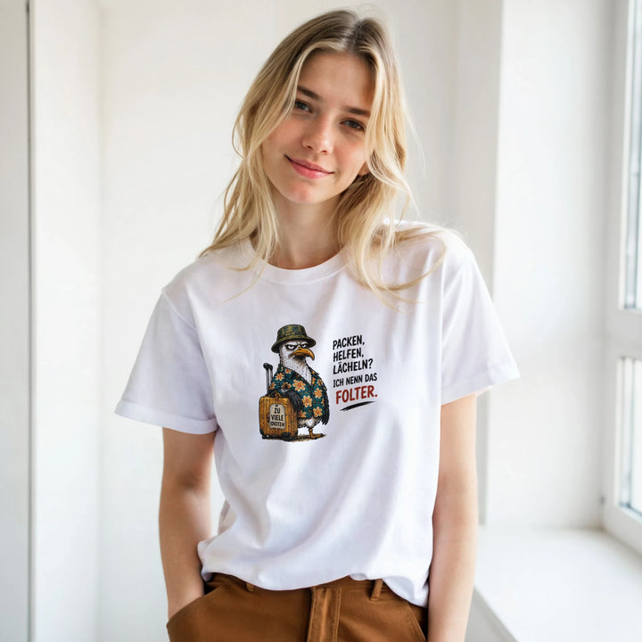 Blonde Frau lächelt am Fenster im weißen T-Shirt mit Möwen-Print „Packen, Helfen, Lächeln? Ich nenn das Folter.“