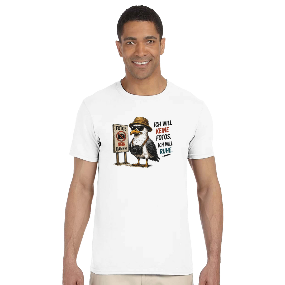Lächelnder Mann im Studio präsentiert das weiße T-Shirt mit dem Spruch &