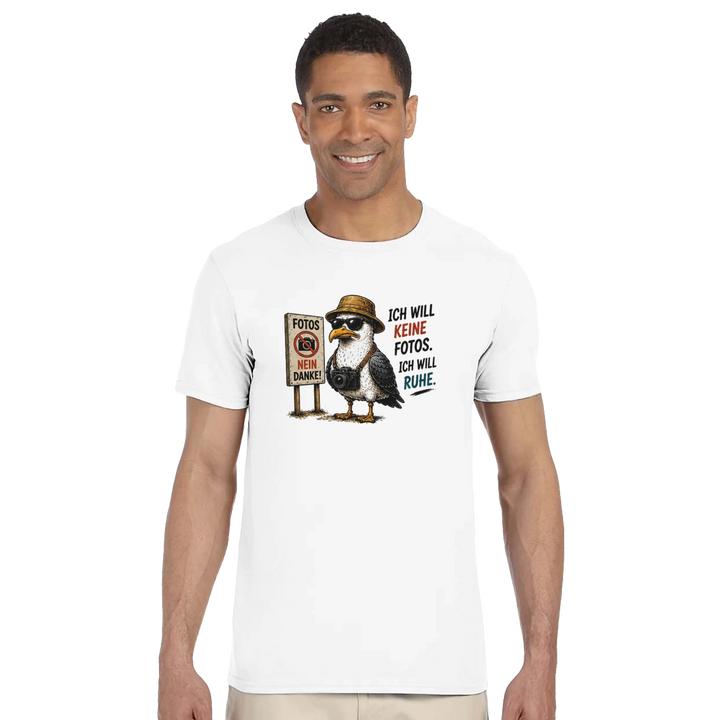 Lächelnder Mann im Studio präsentiert das weiße T-Shirt mit dem Spruch &