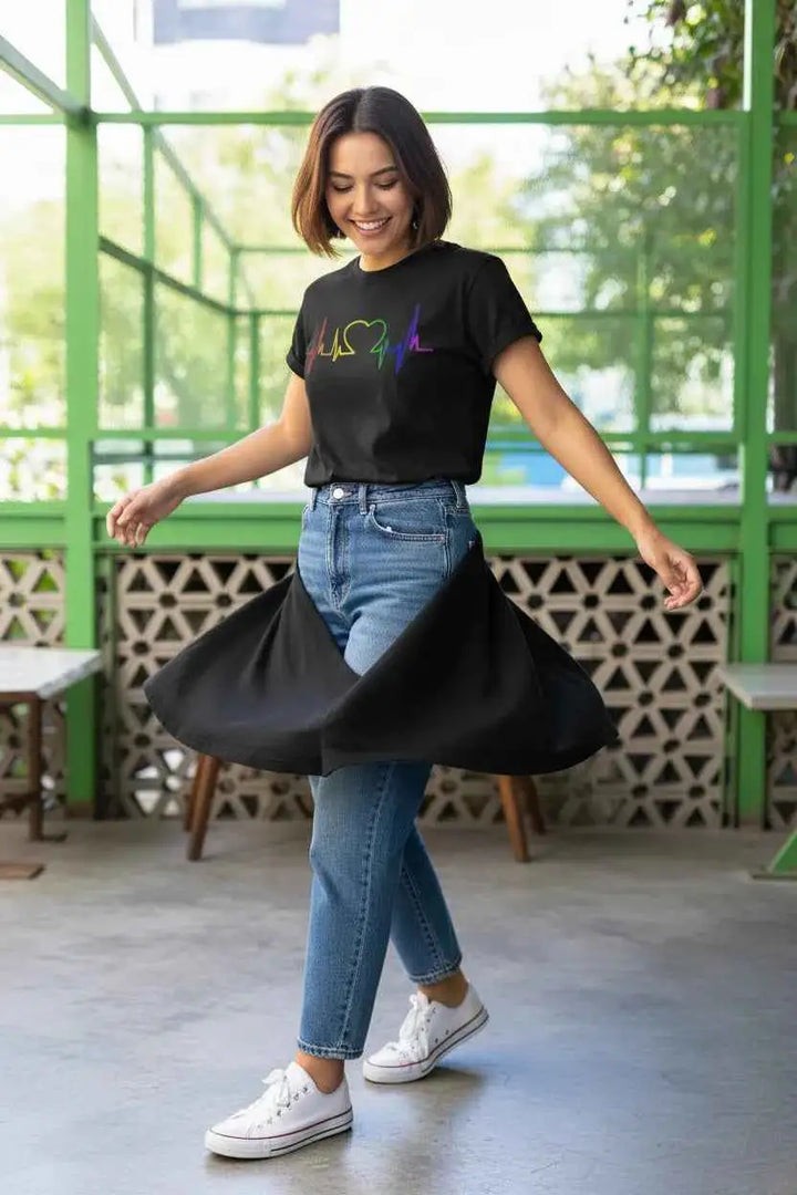 Pride Herzschlag T-Shirt – Regenbogen EKG-Linie mit Herz