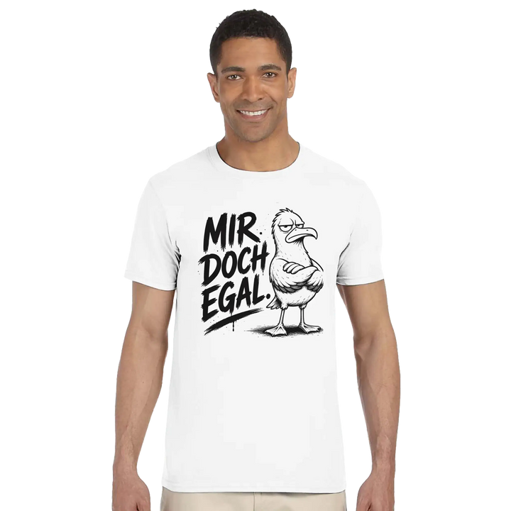 Lächelnder Mann in Studioaufnahme von vorne, weißes T-Shirt mit Spruch „Mir. Doch. Egal.“