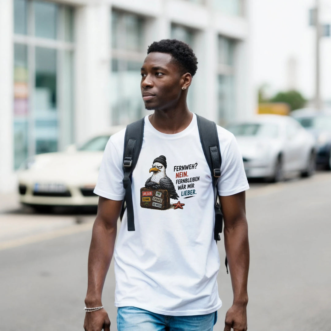 Mann mit Rucksack trägt das weiße Möwen-Shirt mit Koffer-Print beim Stadtspaziergang.