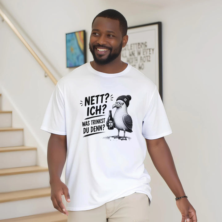 Mann im oversized Möwen-Shirt lächelt im Treppenhaus vor einem Kunstposter