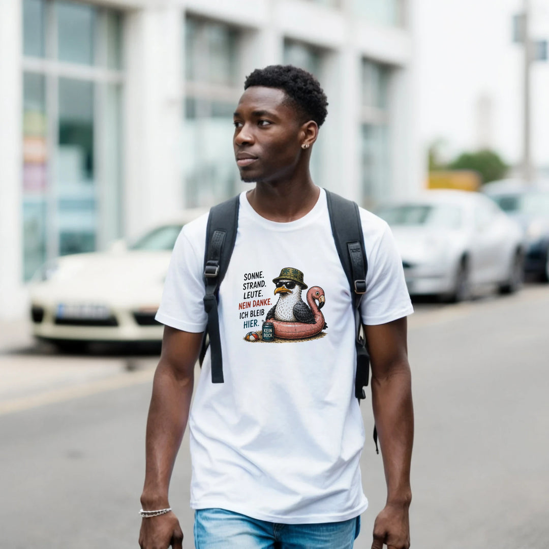 Mann mit Rucksack trägt das weiße Möwen-Shirt beim Spaziergang durch die Stadt, Autos im Hintergrund.