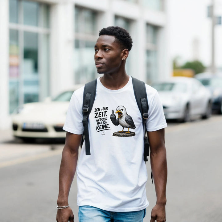Mann mit Rucksack trägt das T-Shirt mit Möwen-Print beim Spaziergang durch die Stadt.