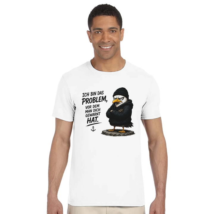 Lächelnder Mann im weißen T-Shirt, Frontansicht vor Studiohintergrund