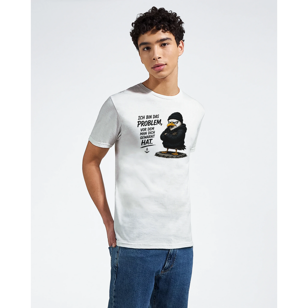 Junger Mann in weißem T-Shirt mit Jeans, Frontansicht im Studio