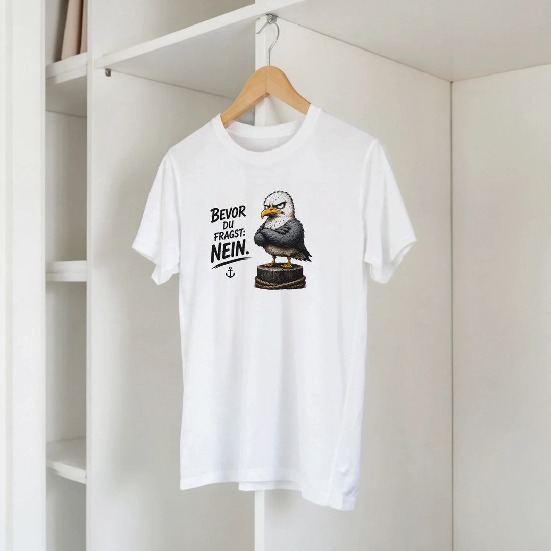 T-Shirt mit Möwen-Print hängt am Kleiderbügel im offenen Kleiderschrank