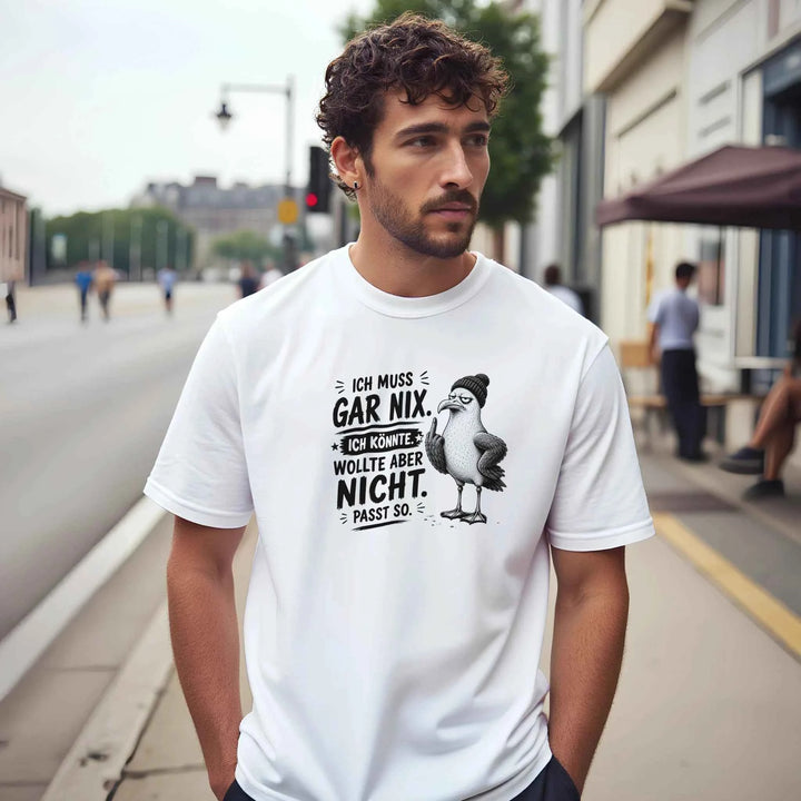 Mann mit lockigem Haar trägt das Möwen-Shirt &